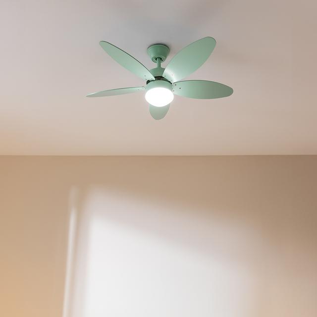 Ventilador CECOTEC EnergySilence Aero 4260 Full Mint instalado en techo con luz encendida