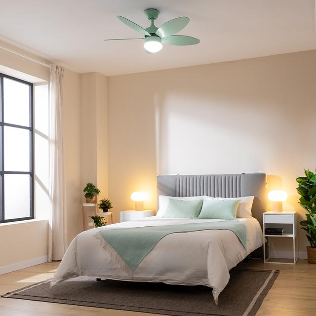 Ventilador de techo CECOTEC EnergySilence Aero 4260 Full Mint instalado en dormitorio