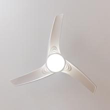 EnergySilence Aero 560 IronWhite Ventoinha de teto de 60 W e 52" com luz LED de 18 W, controlo remoto, temporizador programável, 3 velocidades selecionáveis e 3 pás, com modo Inverno/Verão.