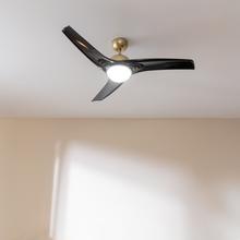 EnergySilence Aero 560 GoldBlack Ventoinha de teto de 60 W e 52" com luz LED de 18 W, controlo remoto, temporizador programável, 3 velocidades selecionáveis e 3 pás, com modo Inverno/Verão.