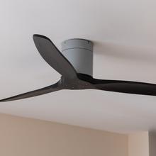 EnergySile Aero 5500 Aqua IronBlack Con 40 W 52" Deckenventilator mit Fernbedienung, WiFi und Fernbedienung, IP44 Schutz, 6 Geschwindigkeiten, 3 Flügel, Winter-Sommer-Modus und Timer bis zu 8 Stunden.