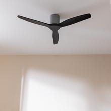 EnergySile Aero 5500 Aqua IronBlack Con Ventilatore da soffitto da 40 W 52" con telecomando, Wi-Fi e telecomando, protezione IP44, 6 velocità, 3 pale, modalità winter-summer e timer fino a 8 ore.