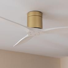 EnerSil Aero 5500 Aqua GoldWhiteWood Con Ventilateur de plafond de 40 W et 52” avec télécommande, contrôle via Wi-Fi, protection IP44, 6 vitesses, 3 pales, mode hiver-été et minuterie jusqu’à 8 heures.