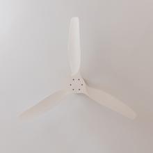 EnerSil Aero 5500 Aqua GoldWhiteWood Con Ventoinha de teto de 40 W e 52’’ com controlo remoto, controlo por Wi-Fi e controlo remoto, proteção IP44 6 velocidades, 3 pás e modo Inverno/Verão e temporizador até 8 h.