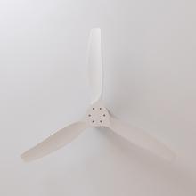 EnerSile Aero 5500 Aqua IronWhite Con Ventoinha de teto de 40 W e 52’’ com controlo remoto, controlo por Wi-Fi e controlo remoto, proteção IP44 6 velocidades, 3 pás e modo Inverno/Verão e temporizador até 8 h.