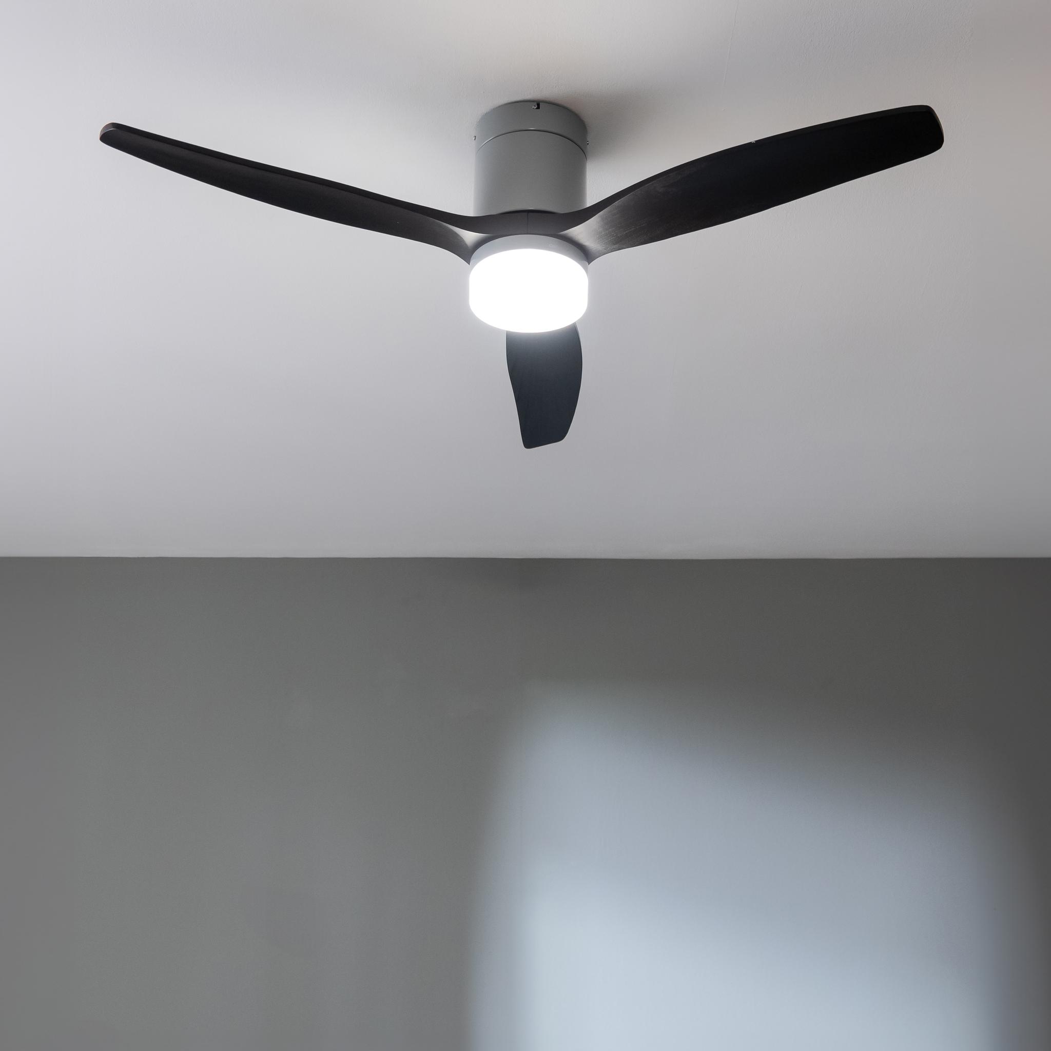 Ventilador Cecotec EnergySilence Aero 5600 Aqua IronBlack Connected instalado con luz encendida