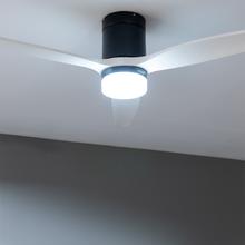 EnerSile Aero 5600 Aqua Black&White Con Ventilatore da soffitto da 40 W e 52" con telecomando, Wi-Fi e telecomando, protezione IP44, 6 velocità, 3 pale, modalità winter-summer e timer fino a 8 ore.