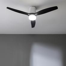 EnerSile Aero 5600 Aqua White&Black Con Ventilatore da soffitto da 40 W e 52" con telecomando, Wi-Fi e telecomando, protezione IP44, 6 velocità, 3 pale, modalità winter-summer e timer fino a 8 ore.