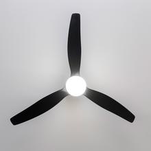 EnerSile Aero 5600 Aqua White&Black Con Ventilatore da soffitto da 40 W e 52" con telecomando, Wi-Fi e telecomando, protezione IP44, 6 velocità, 3 pale, modalità winter-summer e timer fino a 8 ore.