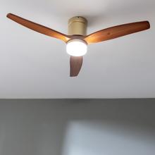 EnerSile Aero 5600 Aqua GoldDarkWood Con Ventoinha de teto de 40 W e 52’’ com controlo remoto, controlo por Wi-Fi e controlo remoto, proteção IP44, Luz, 6 velocidades, 3 pás e modo Inverno/Verão e temporizador até 8 h.