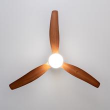 EnerSile Aero 5600 Aqua GoldDarkWood Con Ventilatore da soffitto da 40 W e 52" con telecomando, Wi-Fi e telecomando, protezione IP44, 6 velocità, 3 pale, modalità winter-summer e timer fino a 8 ore.