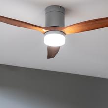 EnerSile Aero 5600 Aqua IronDarkWood Con Ventilateur de plafond de 40 W et 52” avec télécommande, contrôle via Wi-Fi, protection IP44, lampe, 6 vitesses, 3 pales, mode Hiver-Été et minuterie jusqu’à 8 heures.