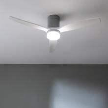 EnerSile Aero 5600 Aqua IronWhite Con Ventilatore da soffitto da 40 W e 52" con telecomando, Wi-Fi e telecomando, protezione IP44, 6 velocità, 3 pale, modalità winter-summer e timer fino a 8 ore.