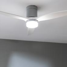 EnerSile Aero 5600 Aqua IronWhite Con Ventilatore da soffitto da 40 W e 52" con telecomando, Wi-Fi e telecomando, protezione IP44, 6 velocità, 3 pale, modalità winter-summer e timer fino a 8 ore.