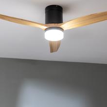 EnergySilence Aero 5599 Aqua Black&WhiteWood Connected Ventilador de techo de 40 W y 52” con mando a distancia, control por wifi y mando a distancia, protección IP44, luz, 6 velocidades y 3 aspas.