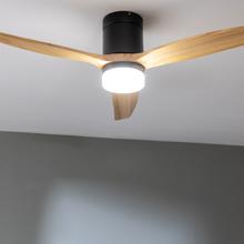 EnerSile Aero 5600 Aq Bla&WhiteWood Con Ventilatore da soffitto da 40 W e 52" con telecomando, Wi-Fi e telecomando, protezione IP44, 6 velocità, 3 pale, modalità winter-summer e timer fino a 8 ore.