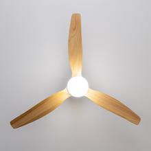 EnerSile Aero 5600 Aq Bla&WhiteWood Con Ventilatore da soffitto da 40 W e 52" con telecomando, Wi-Fi e telecomando, protezione IP44, 6 velocità, 3 pale, modalità winter-summer e timer fino a 8 ore.