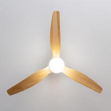 EnerSile Aero 5600 Aqua GoldWhiWood Con Ventilatore da soffitto da 40 W e 52" con telecomando, Wi-Fi e telecomando, protezione IP44, 6 velocità, 3 pale, modalità winter-summer e timer fino a 8 ore.