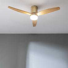 EnerSile Aero 5600 Aqua GoldWhiWood Con Ventilateur de plafond de 40 W et 52” avec télécommande, contrôle via Wi-Fi, protection IP44, lampe, 6 vitesses, 3 pales, mode Hiver-Été et minuterie jusqu’à 8 heures.