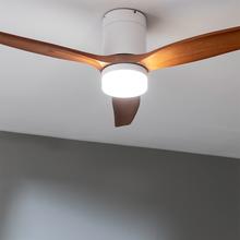 EnerSile Aero 5600 Aqua WhiDarkWood Con Ventilateur de plafond de 40 W et 52” avec télécommande, contrôle via Wi-Fi, protection IP44, lampe, 6 vitesses, 3 pales, mode Hiver-Été et minuterie jusqu’à 8 heures.