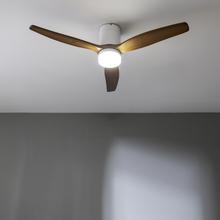 EnerSile Aero 5600 Aqua WhiDarkWood Con Ventilatore da soffitto da 40 W e 52" con telecomando, Wi-Fi e telecomando, protezione IP44, 6 velocità, 3 pale, modalità winter-summer e timer fino a 8 ore.