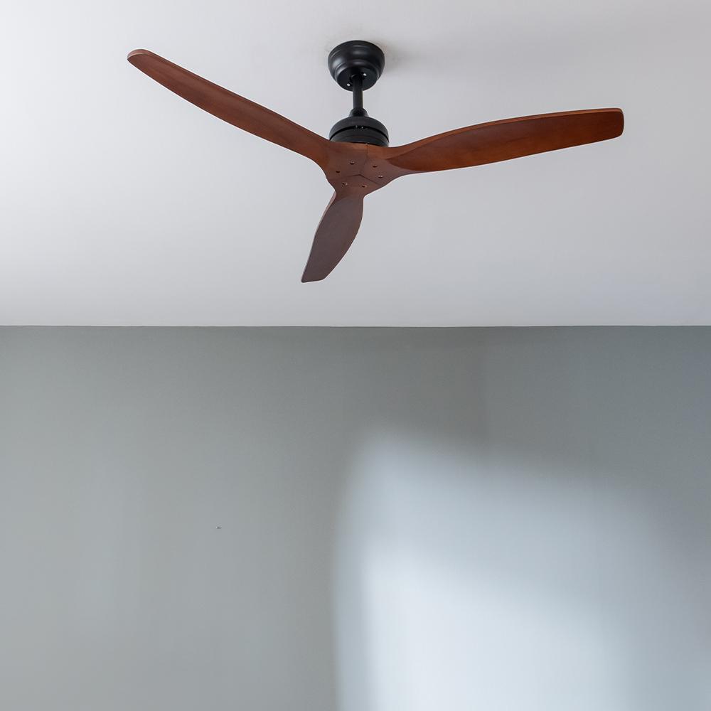 Ventilador de techo CECOTEC Aero 5270 DarkWood instalado en techo blanco