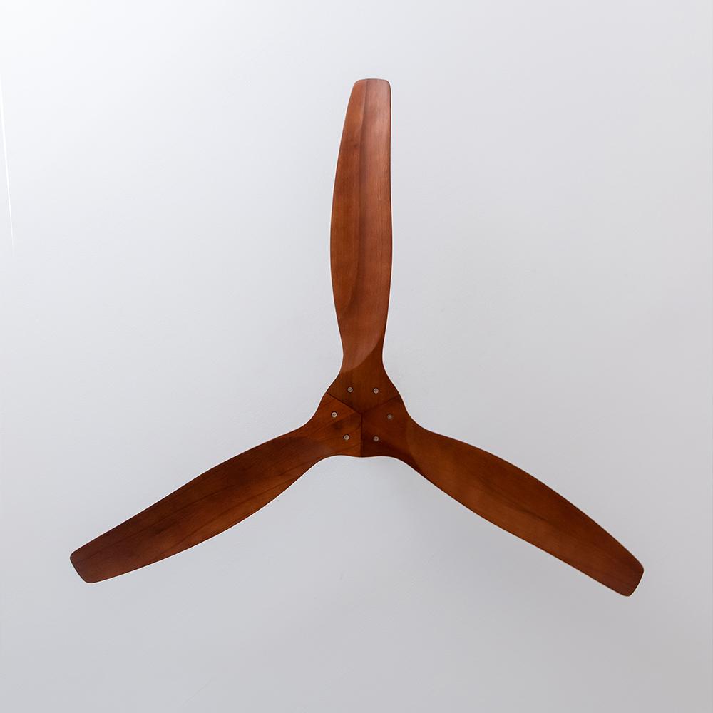 Detalle de las tres aspas de madera oscura del ventilador CECOTEC Aero 5270 DarkWood