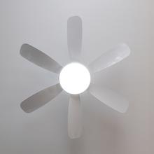 EnergySilence Aero 5200 White Pro Ventoinha de teto de 36 W e 52’’ com motor DC, luz LED, controlo remoto, 6 pás, temporizador e modo Inverno/Verão.