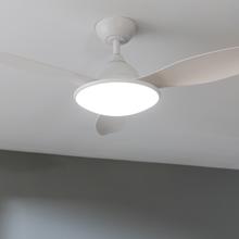 EnergySilence 4800 Light White Ventilateur de plafond de 36 W et 48” avec moteur DC, lampe LED de 36 W, télécommande, minuterie, 6 vitesses et 3 pales.