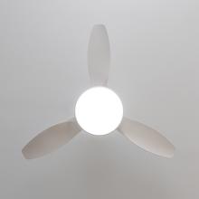 EnergySilence 520 Power White Ventoinha de teto de 48" com motor DC de 36 W, luz LED de 36 W, controlo remoto, temporizador, 6 velocidades e 3 pás.