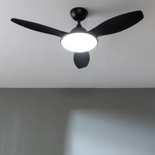 EnergySilence 4800 Light Black Ventilatore da soffitto da 35 W con motore DC e 48" con luce LED, telecomando, timer, 6 velocità e 3 pale.