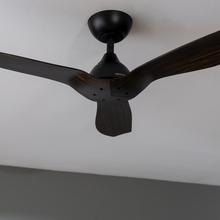 EnergySilence Aero 5200 BlackWood Ventilateur de plafond de 35 W et 52” avec moteur DC, lampe LED de 32 W, télécommande, hauteur réglable, minuterie programmable et mode Hiver-Été.