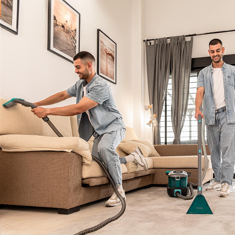 Cecotec CarpetClean 10000 EasyHome limpiando sofá y alfombra