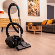 Aspirateur-traîneau de 800 W de puissance. Avec sac. Capacité maximale, réservoir jusqu’à 2 L avec filtrage de haute efficacité et tube télescopique métallique. Inclus : accessoires pour meubles et recoins qui permettent le nettoyage des zones les plus difficiles.