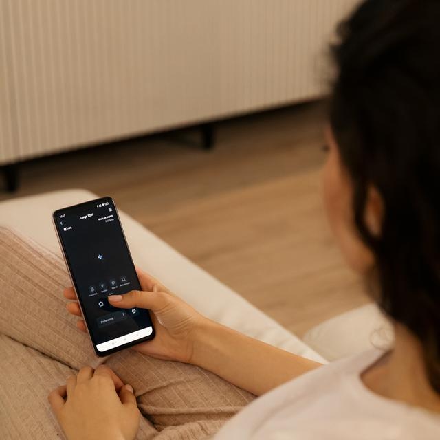 Robot aspirador Conga Connected Gyro. Cuenta con tecnología giroscópica, limpieza ordenada de la totalidad de la superficie recorrida. Friega, aspira y barre a la vez. Potencia de succión de 2100 Pa. APP. Cepillo multifunción. Depósito mixto. 2 cepillos laterales. Mopa de fregado. 3 litros de capacidad. 6 modos de limpieza. Conectividad WiFi 2,4 GhZ y Bluetooth. Mando a distancia