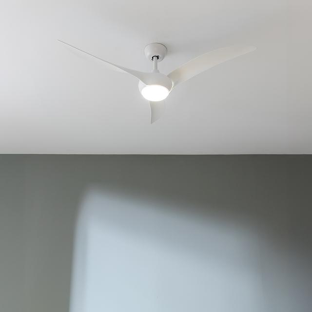 EnergySilence Aero 5295 White Ventilateur de plafond, avec moteur DC de 40 W, 54 pouces, lampe LED de 15 W, 3 teintes sélectionnables, 3 pales et minuterie programmable.