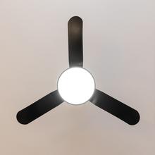 EnergySilence Aero 5200 Light Black Ventilatore da soffitto con motore DC da 30W, 43", luce LED da 22W, 3 tonalità, 3 pale, timer programmabile, modalità inverno/estate, 6 velocità.