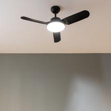 EnergySilence Aero 5200 Light Black Ventilateur de plafond de 30 W et 43” avec moteur DC, lampe LED de 22 W, 3 couleurs, 3 pales, minuterie programmable, 6 vitesses, mode Hiver-Été.