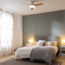 EnergySilence Aero 5200 Light WhiteWood Ventilateur de plafond de 40 W et 43” avec moteur DC, lampe LED de 22 W, 3 couleurs, 3 pales, minuterie programmable, 6 vitesses, mode Hiver-Été.