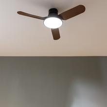 EnergySilence Aero 5200 Light DarkWood Ventilatore da soffitto con motore DC da 40W, 43", luce LED da 24W, 3 tonalità, 3 pale, timer programmabile, modalità inverno/estate, 6 velocità.