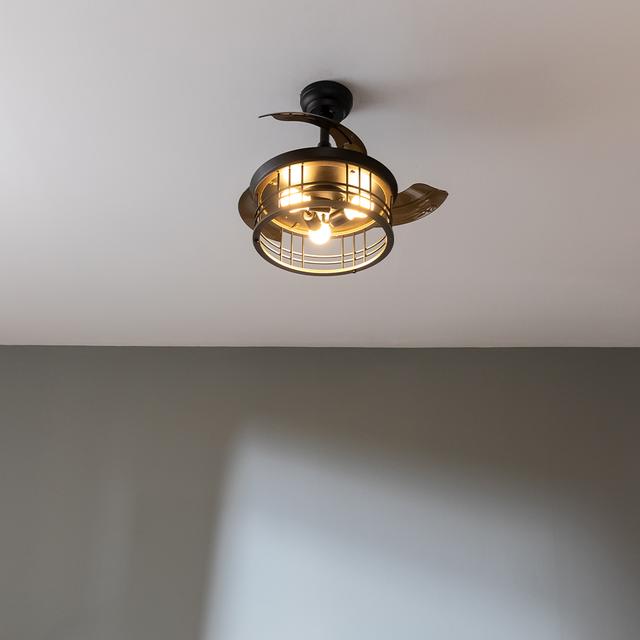 Ventilador de techo Cecotec Aero 3600 Invisible instalado con luz encendida