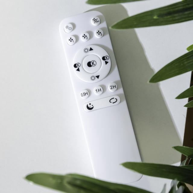 EnergySilence LampAero 600 InsideWhite Ventilador de techo de diseño con motor DC , con una potencia de 20W y luz LED de 40W , con 5 aspas de 20 pulgadas , control remoto, 3 velocidades, 3 tonalidades de luz disponibles, temporizador y modo winter/summer.
