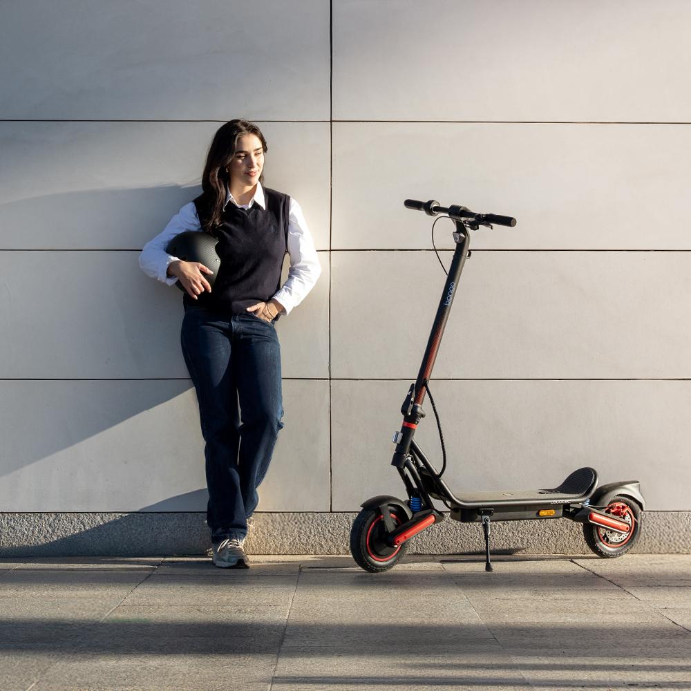 Patinete eléctrico CECOTEC Bongo D40 XL en entorno urbano