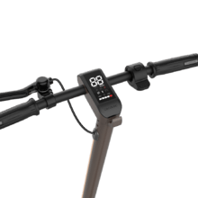 Bongo M30 XL IT Connected DE Patinete eléctrico con una potencia nominal de 350 W y una máxima de 700 W, que ofrece hasta 30 km de autonomía gracias a su batería de 7500 mAh/36 V. Cuenta con conectividad para app y ruedas de 8,5" que aseguran una conducción estable. Su sistema de plegado del mástil facilita el transporte y almacenamiento, mientras que los frenos de disco delanteros y traseros garantizan una frenada segura en todo momento.