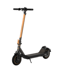 Bongo M30 XL IT Connected DE Patinete eléctrico con una potencia nominal de 350 W y una máxima de 700 W, que ofrece hasta 30 km de autonomía gracias a su batería de 7500 mAh/36 V. Cuenta con conectividad para app y ruedas de 8,5" que aseguran una conducción estable. Su sistema de plegado del mástil facilita el transporte y almacenamiento, mientras que los frenos de disco delanteros y traseros garantizan una frenada segura en todo momento.