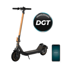 Bongo M30 XL IT Connected DE Patinete eléctrico con una potencia nominal de 350 W y una máxima de 700 W, que ofrece hasta 30 km de autonomía gracias a su batería de 7500 mAh/36 V. Cuenta con conectividad para app y ruedas de 8,5" que aseguran una conducción estable. Su sistema de plegado del mástil facilita el transporte y almacenamiento, mientras que los frenos de disco delanteros y traseros garantizan una frenada segura en todo momento.