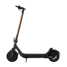 Bongo M30 XL IT Connected DE Patinete eléctrico con una potencia nominal de 350 W y una máxima de 700 W, que ofrece hasta 30 km de autonomía gracias a su batería de 7500 mAh/36 V. Cuenta con conectividad para app y ruedas de 8,5" que aseguran una conducción estable. Su sistema de plegado del mástil facilita el transporte y almacenamiento, mientras que los frenos de disco delanteros y traseros garantizan una frenada segura en todo momento.