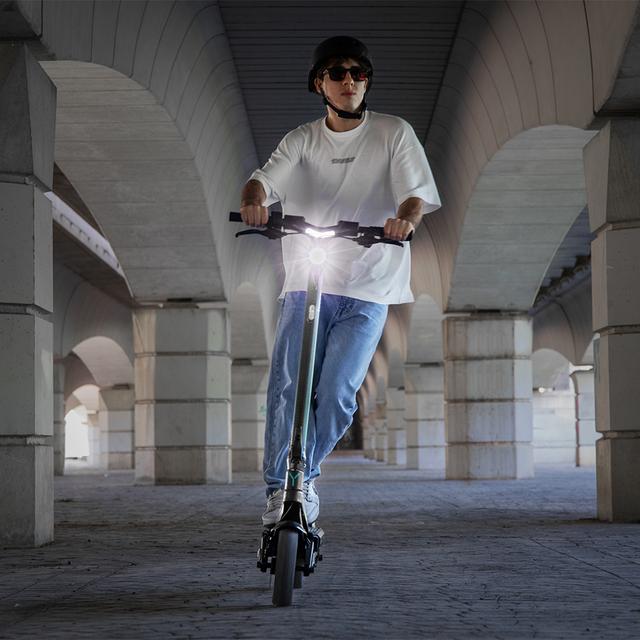 Bongo Y45 Connected Patinete eléctrico con potencia máxima de  750 W y doble suspensión que permite superar pendientes y desplazarse por cualquier superficie. Con autonomía de hasta 45 km. Cumple con todos los requisitos de la nueva normativa española de circulación.  Connexión con App movil.