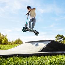 Bongo Y45 Connected Patinete eléctrico con potencia máxima de  750 W y doble suspensión que permite superar pendientes y desplazarse por cualquier superficie. Con autonomía de hasta 45 km. Cumple con todos los requisitos de la nueva normativa española de circulación.  Connexión con App movil.