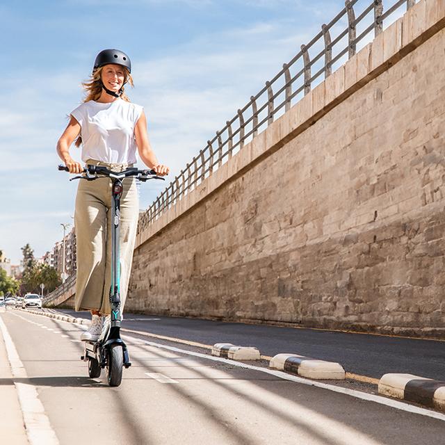 Bongo Y45 Connected Patinete eléctrico con potencia máxima de  750 W y doble suspensión que permite superar pendientes y desplazarse por cualquier superficie. Con autonomía de hasta 45 km. Cumple con todos los requisitos de la nueva normativa española de circulación.  Connexión con App movil.